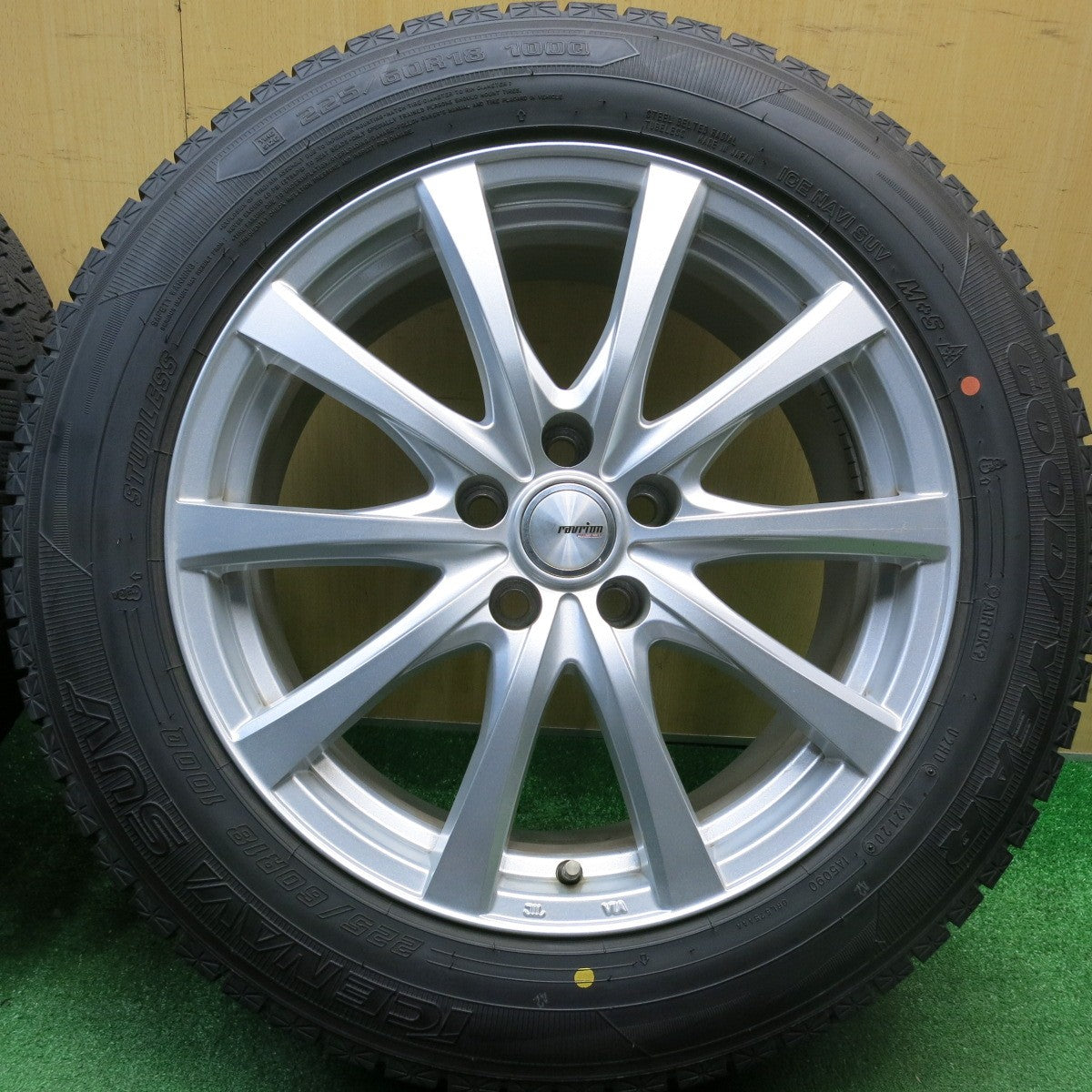 バリ溝！キレイ！9.5分★スタッドレス 225/60R18 グッドイヤー アイスナビ SUV ravrion RS01 ラブリオン 18インチ PCD114.3/5H★5121403HAス