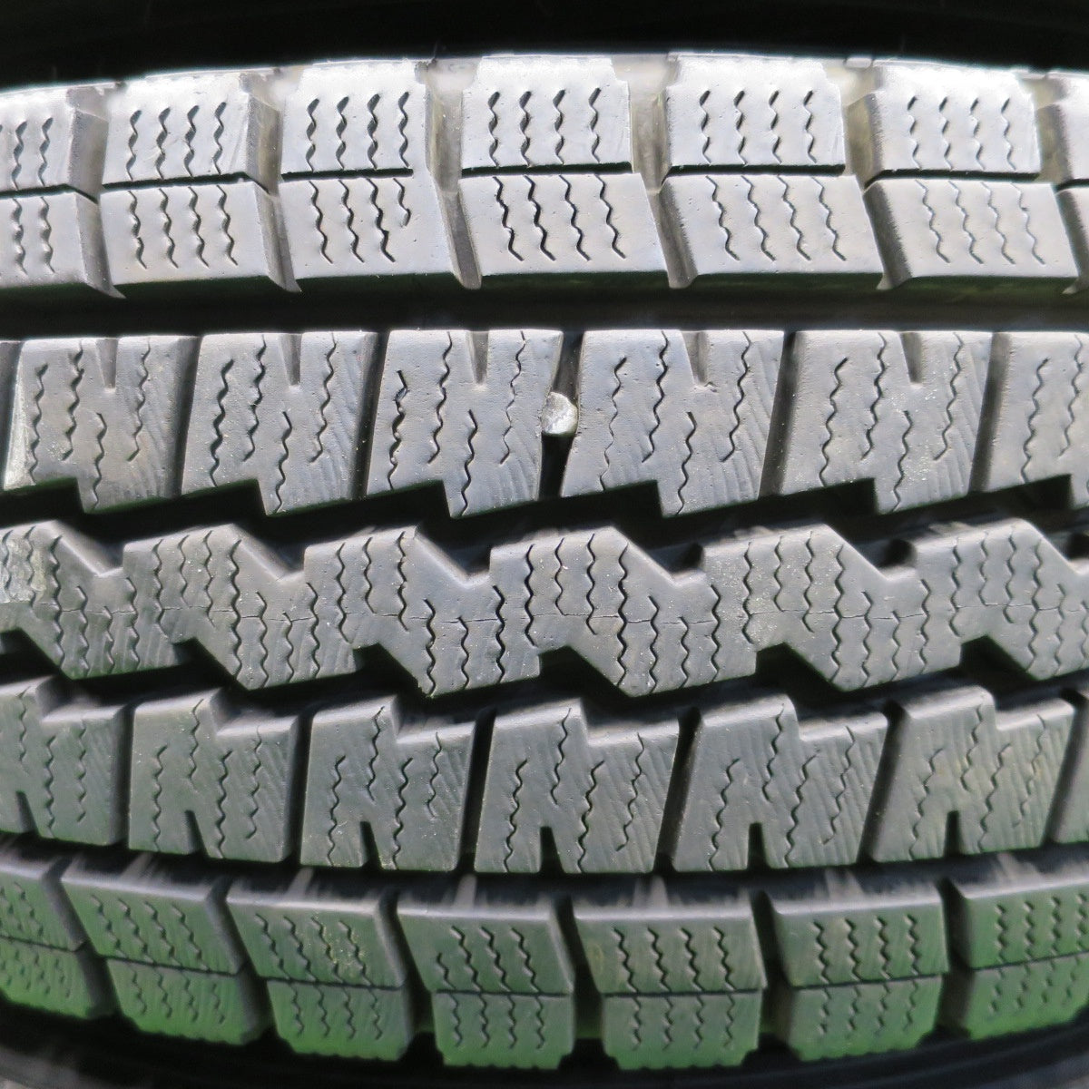 バリ溝！23年！キレイ！9.5分以上★スタッドレス 195/80R15 107/105L ダンロップ ウインターマックス SV01 SEIN ザイン 15インチ PCD139.7/6H★5121402NKス