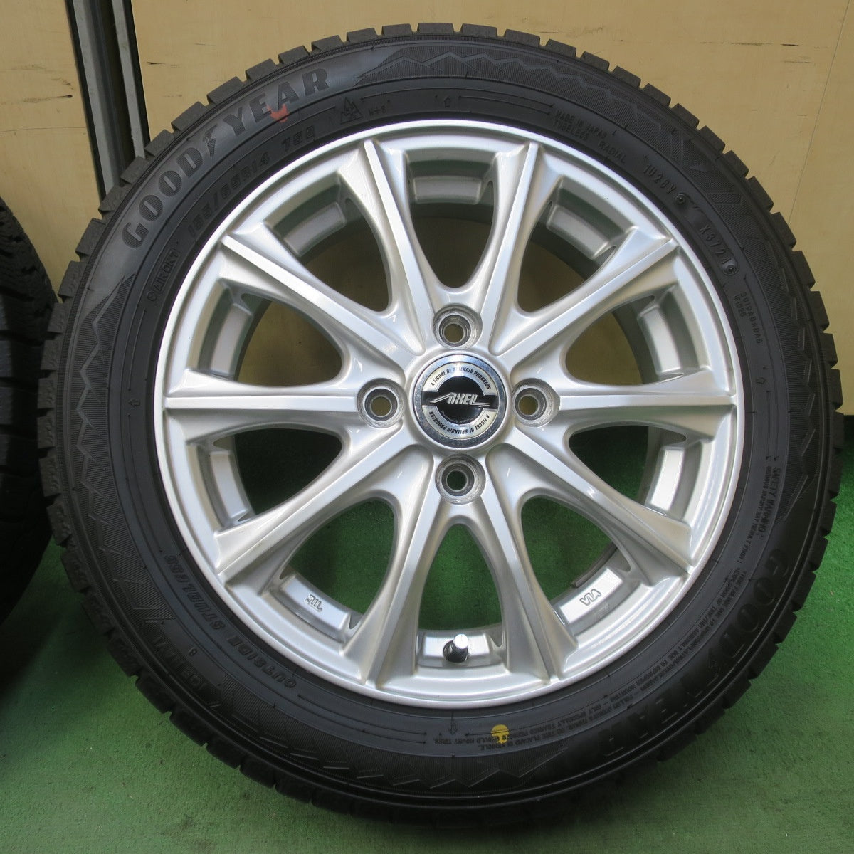 バリ溝！24年！8.5分◎スタッドレス 155/65R14 グッドイヤー アイスナビ8 AXEL アクセル 14インチ PCD100/4H◎6100902イス