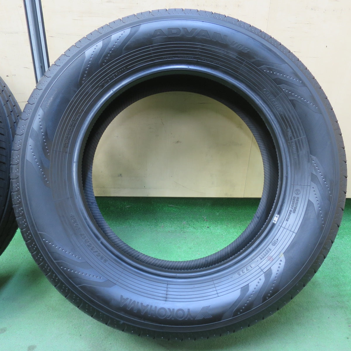 新車外し！25年★225/65R17 ヨコハマ アドバン V03 タイヤ 17インチ 40系 アルファード RAV4 ハリアー CX-5 エクストレイル 等★6011710イノタ