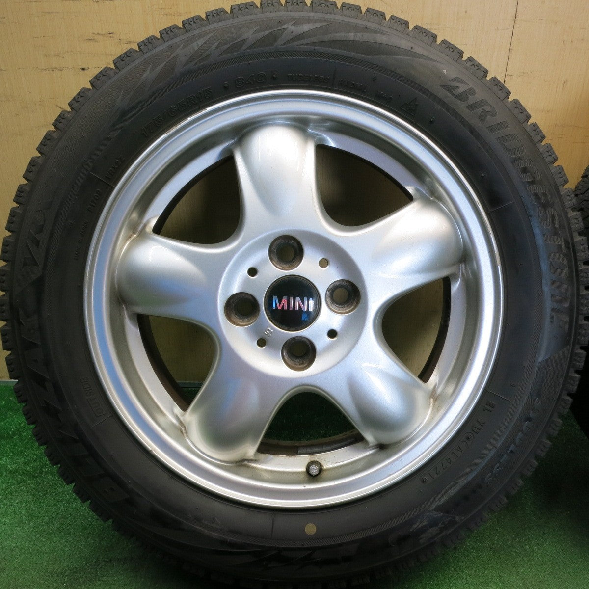 バリ溝！9.5分★MINI R55 R56 ミニ クーパー 純正 175/65R15 スタッドレス ブリヂストン ブリザック VRX2 15インチ PCD100/4H★6060404HAス