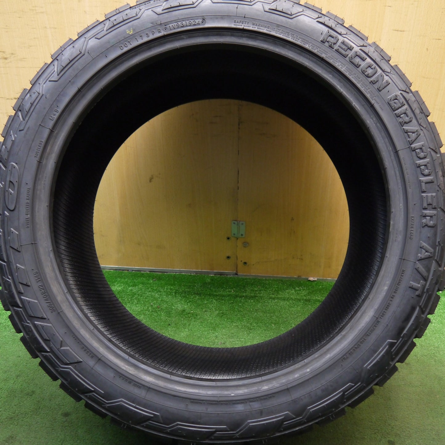 未使用！24年！1本★305/40R22 ニットー RECON GRAPPLER A/T タイヤ 22インチ ランクル 100 200 等★5081807Hノタ