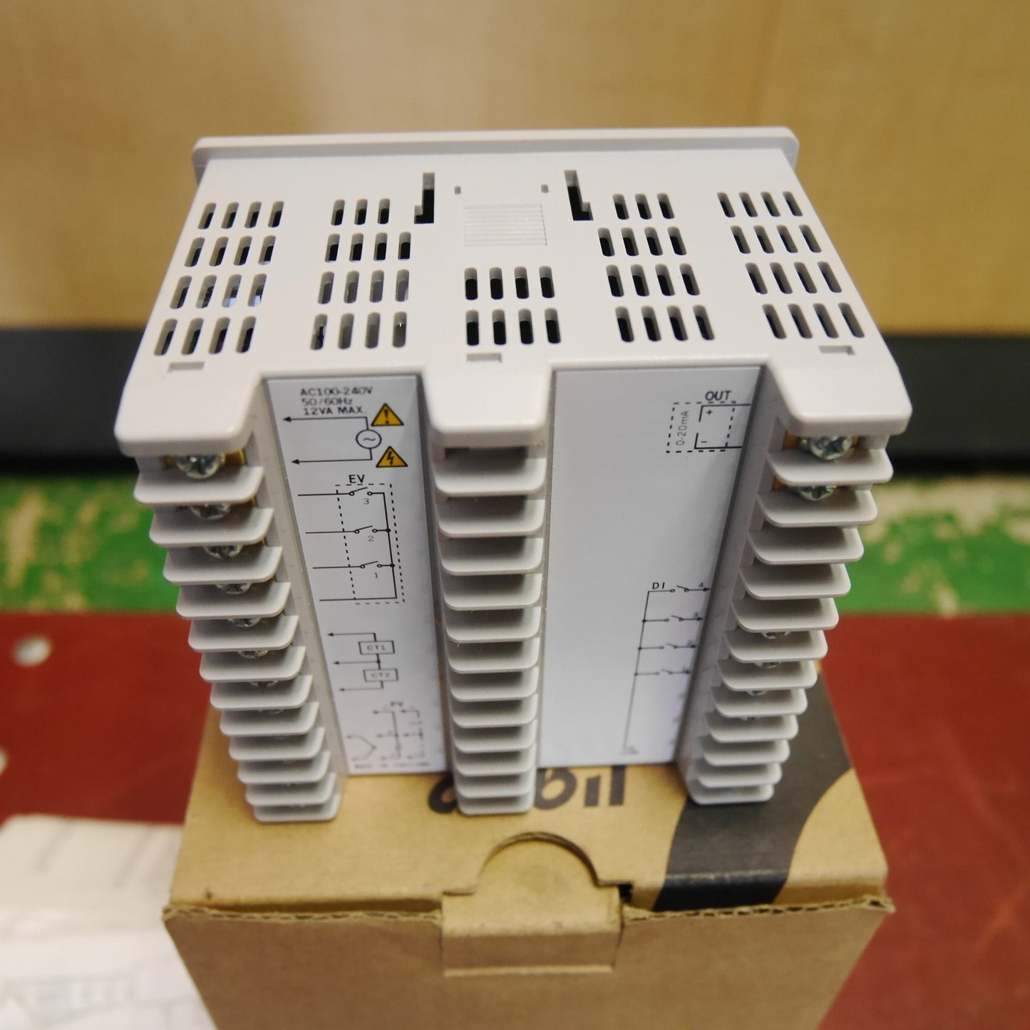 [送料無料] 未使用☆azbil デジタル 指示 調節計 sdc26 温調 計 温度調節 器 アズビル☆