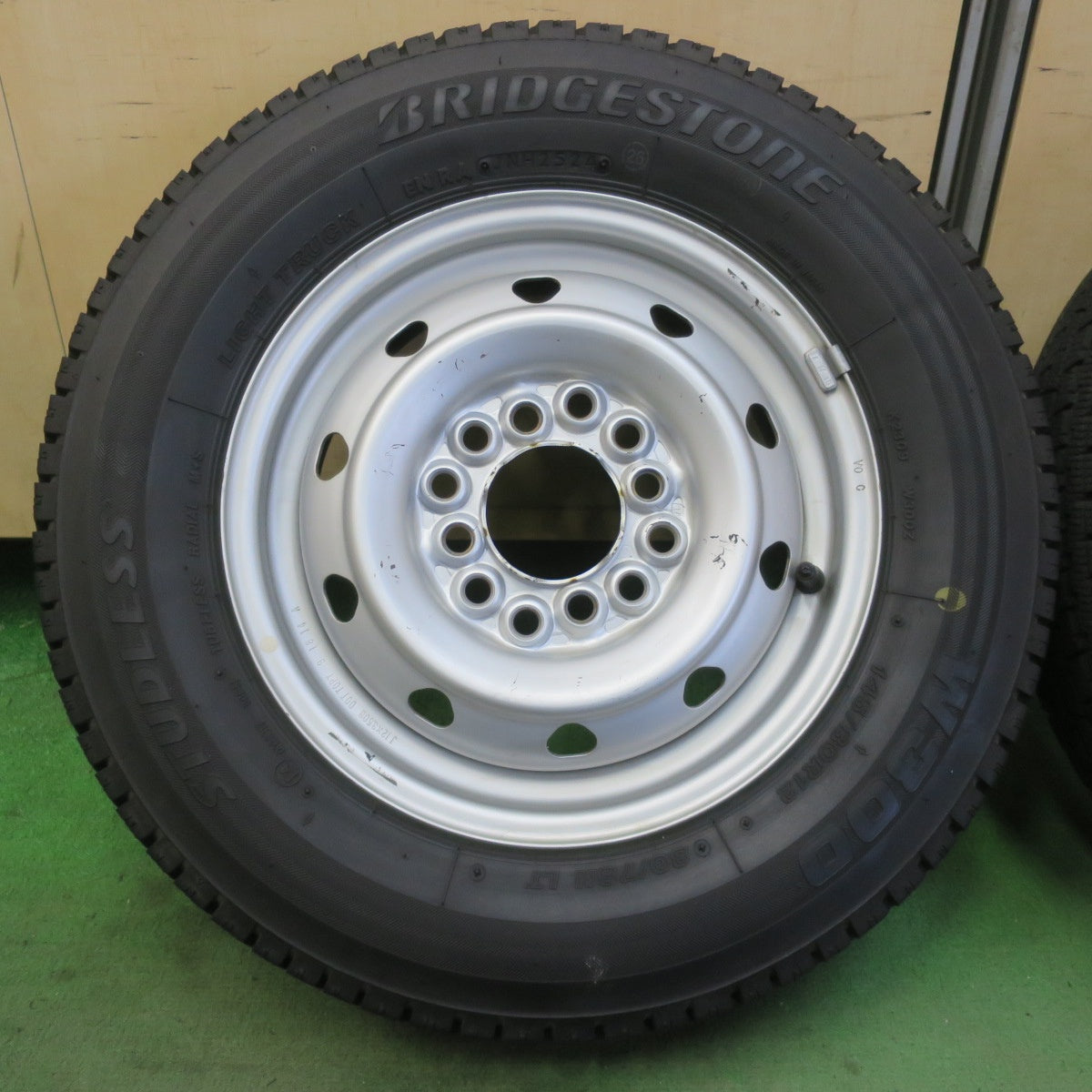 バリ溝！24年！8.5分★スタッドレス 145/80R12 80/78N ブリヂストン W300 TOPY スチール ホイール 12インチ PCD100 110 114.3/4H マルチ★6041806イス