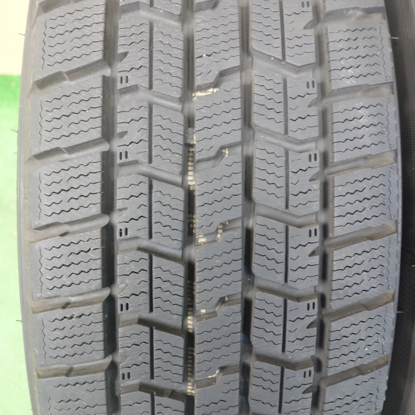 バリ溝！23年！キレイ！ほぼ10分◎シエンタ 等 185/60R15 スタッドレス グッドイヤー アイスナビ7 D.O.S. DOS 15インチ PCD100/5H◎6060103KTス