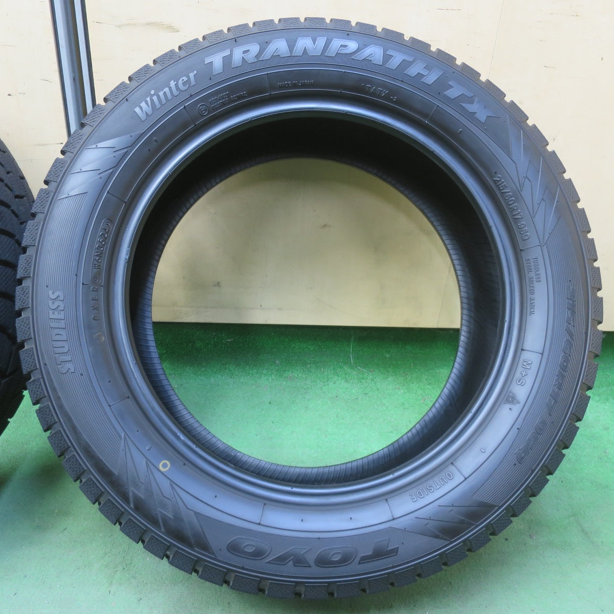 バリ溝！24年！9.5分★スタッドレス 215/60R17 トーヨー ウインター トランパス TX タイヤ 17インチ C-HR カローラクロス アルファード ヴェルファイア 等★6062604イスタ