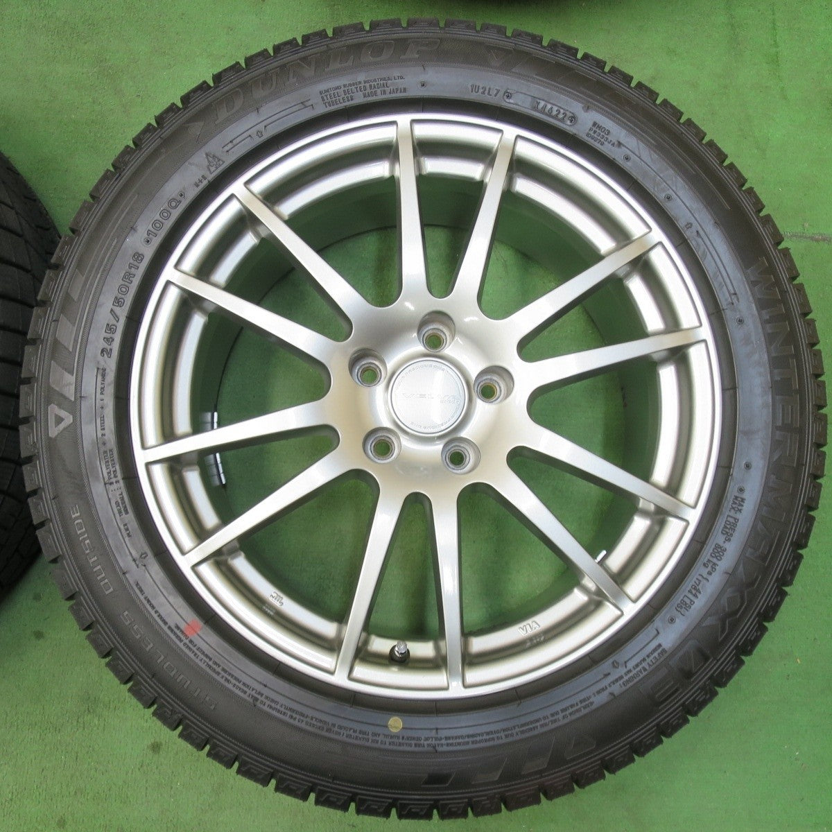 バリ溝！22年！キレイ！9.5分以上★スタッドレス 245/50R18 ダンロップ ウインターマックス 03 VELVA ヴェルヴァ 18インチ PCD114.3/5H★5012504イス