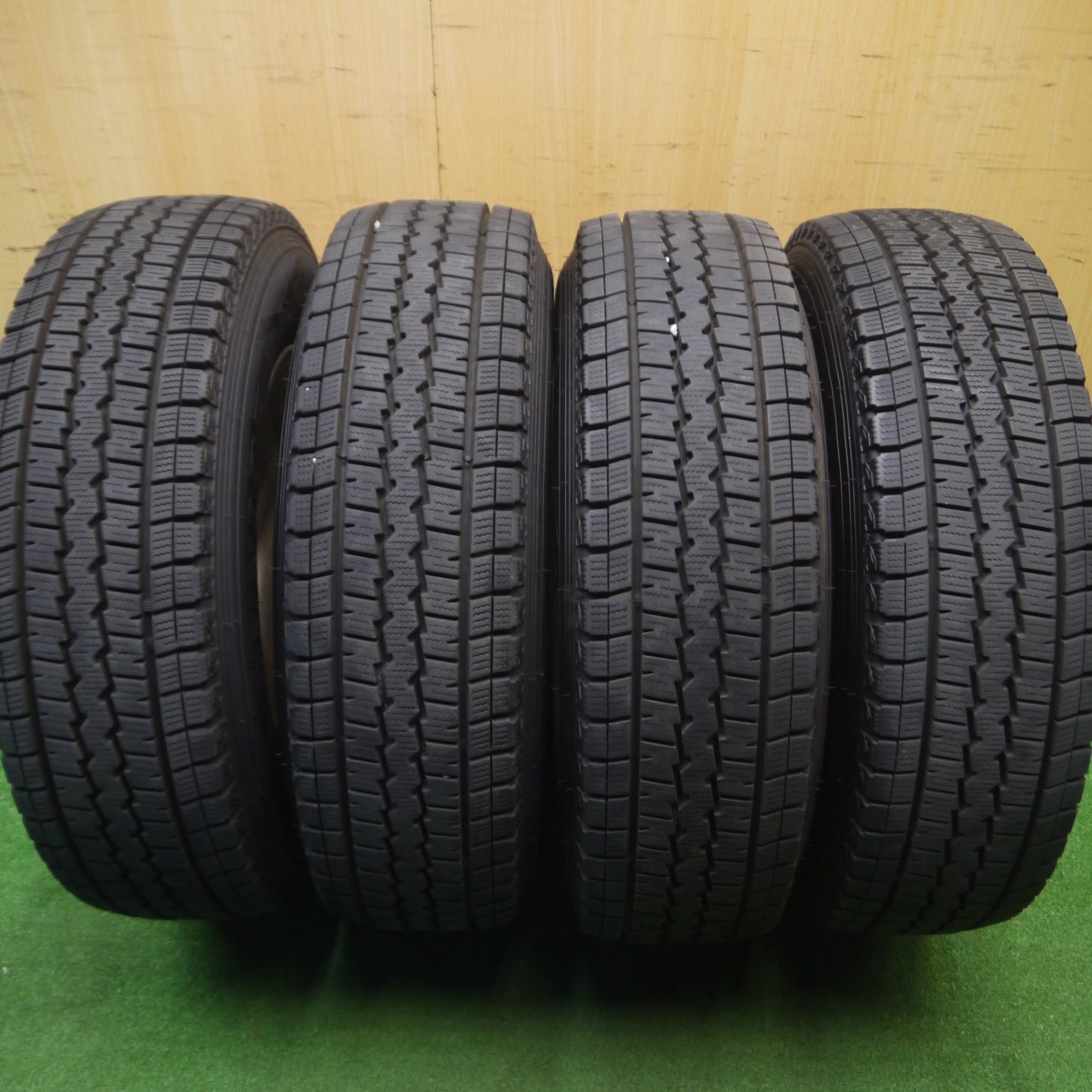 [送料無料] バリ溝！22年！キレイ！9.5分以上★ハイエース 等 KEELER 195/80R15 スタッドレス ダンロップ ウインターマックス SV01 キーラー 15インチ PCD139.7/6H★4111808Hス