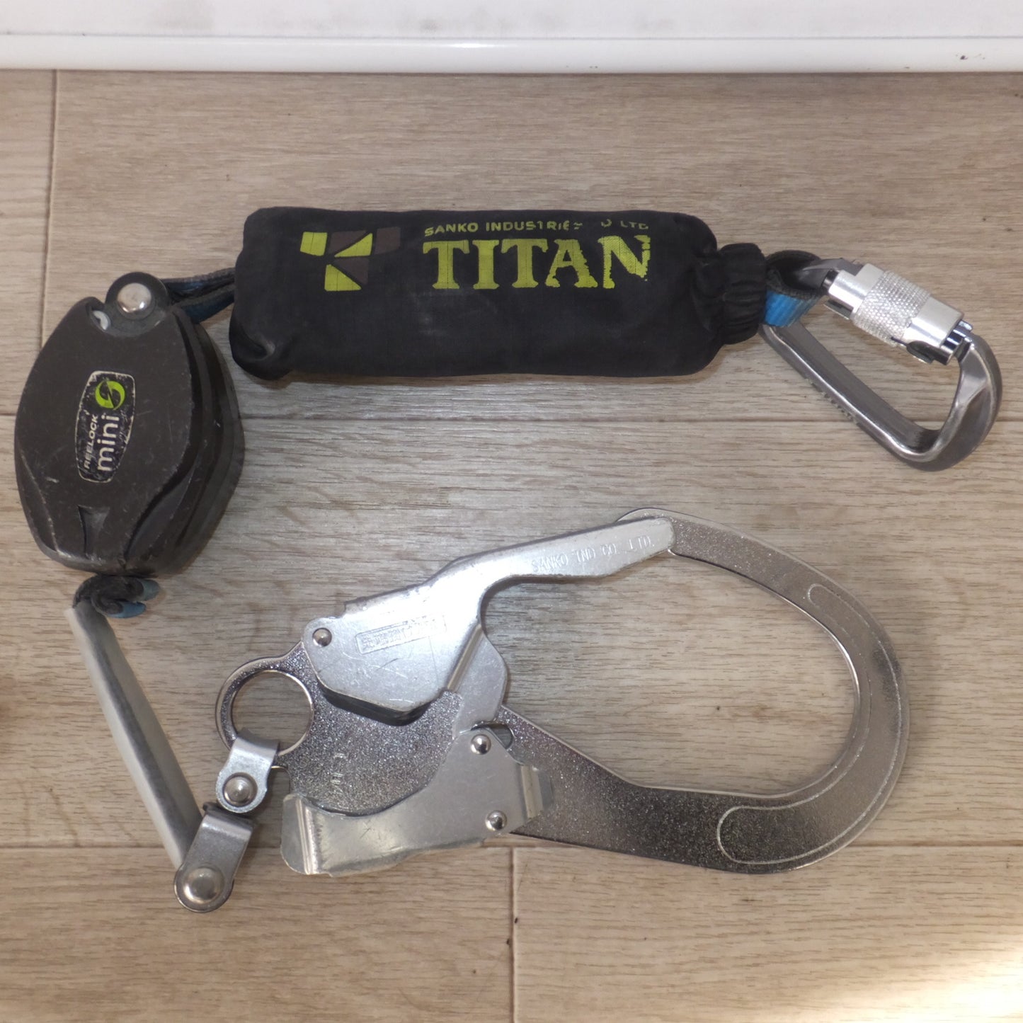 [送料無料] ★サンコー タイタン TITAN 小型軽量巻取式ランヤード リーロックミニ REELOCK mini mini-001　使用可能質量 100kg/130kg★