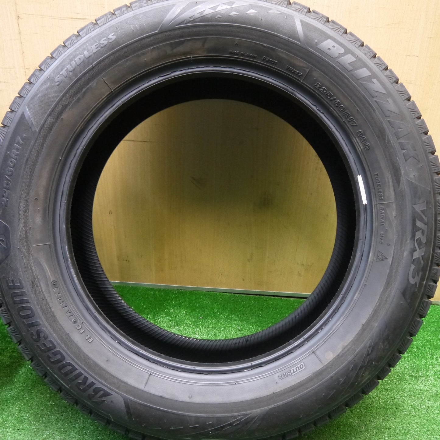 バリ溝！23年！9.5分★スタッドレス 225/60R17 ブリヂストン ブリザック VRX3 タイヤ 17インチ アルファード ヴェファイア 等★5111206Hスタ