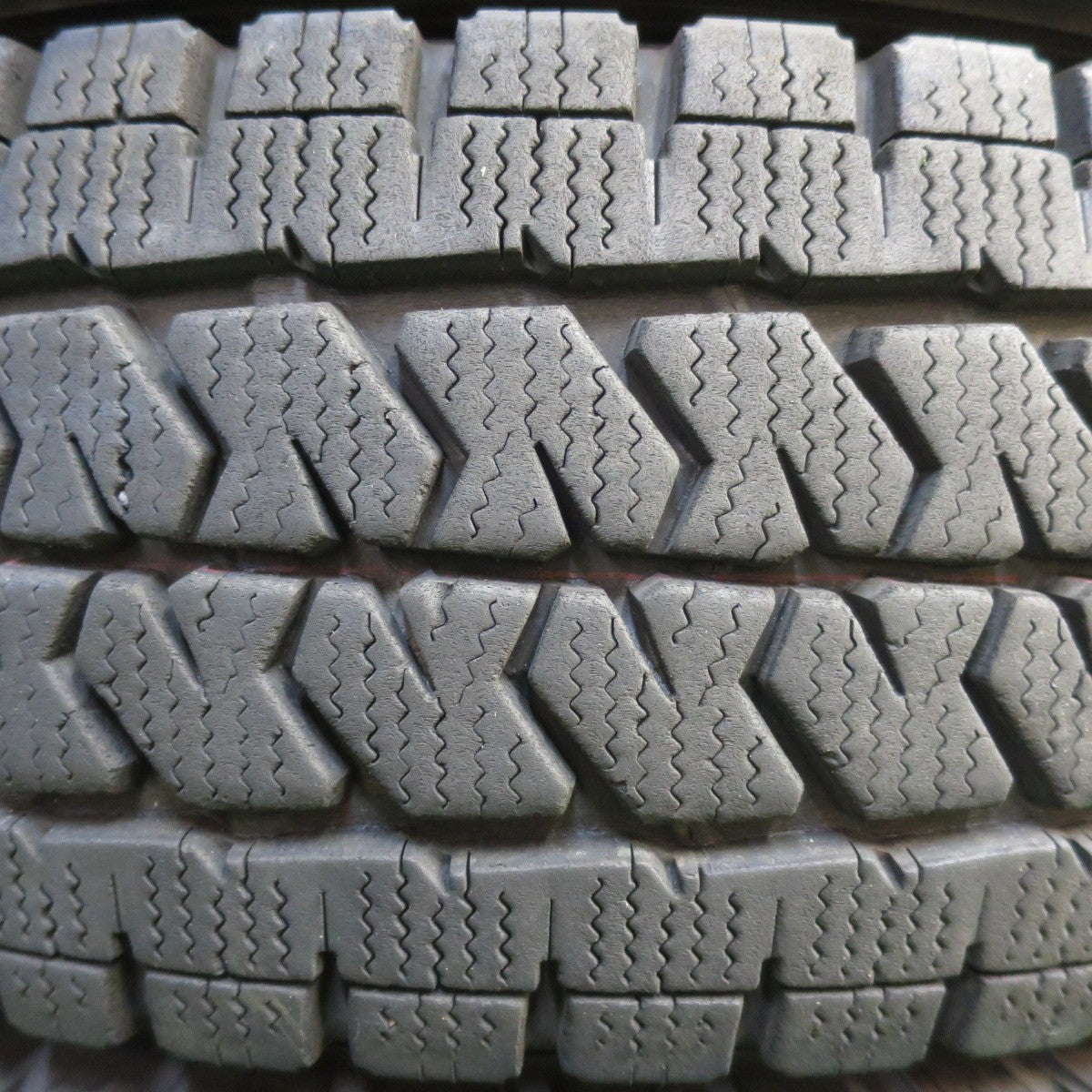[送料無料] バリ溝！22年！8.5分★スタッドレス 195/80R15 107/105N ブリヂストン ブリザック VL10 タイヤ 15インチ ハイエース キャラバン 等★4110806イスタ