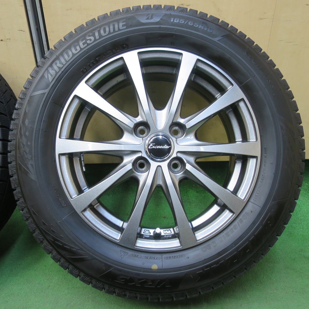 バリ溝！22年！キレイ！9分★スタッドレス 185/65R15 ブリヂストン ブリザック VRX3 Exceeder エクシーダー 15インチ PCD100/4H★5092604イス