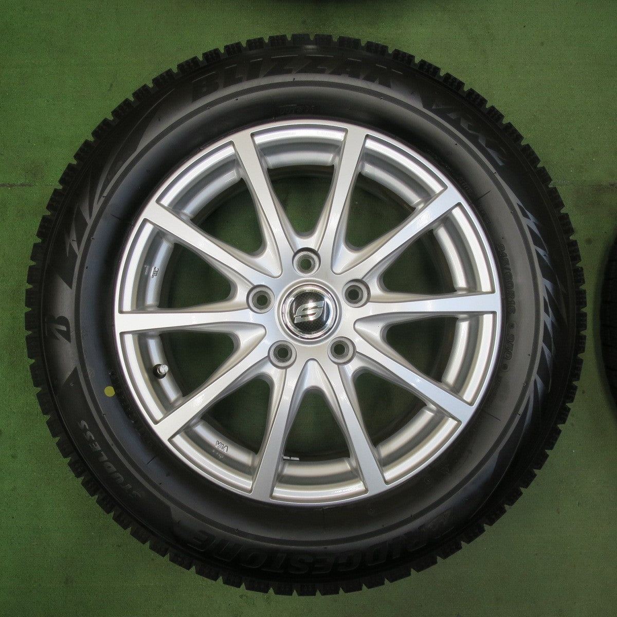 バリ溝！キレイ！9.5分★スタッドレス 215/60R16 ブリヂストン ブリザック VRX2 STRANGER ストレンジャー 16インチ PCD114.3/5H★5112801TTス