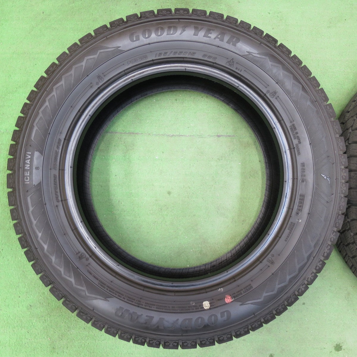 [送料無料] バリ溝！22年！8.5分★スタッドレス 185/65R15 グッドイヤー アイスナビ8 タイヤ 15インチ アクア シエンタ フリード ノート 等★5040307イスタ