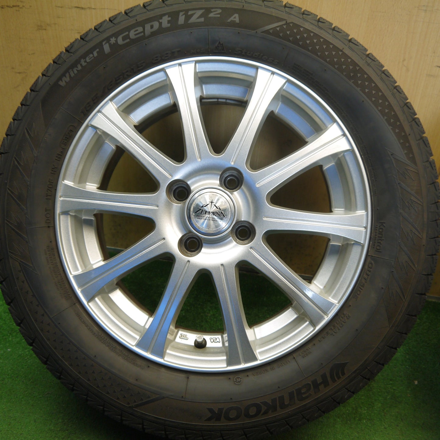 バリ溝！キレイ！ほぼ10分◎スタッドレス 185/65R15 ハンコック ウインター アイセプト IZ2A ZELERNA ゼラーナ 15インチ PCD100/4H◎6081704Hス