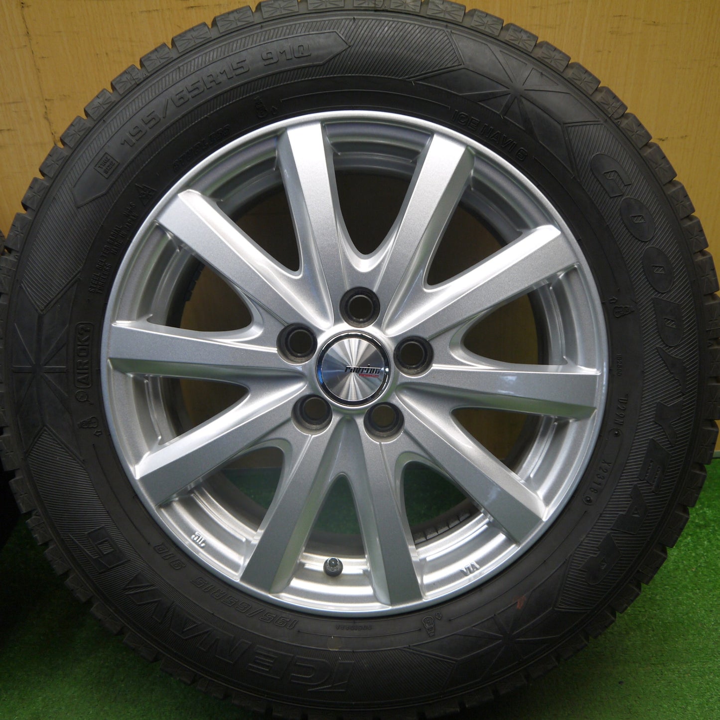 バリ溝！キレイ！8.5分★プリウス 等 195/65R15 スタッドレス グッドイヤー アイスナビ6 ravrion RS01 ラブリオン 15インチ PCD100/5H★6040703Hス