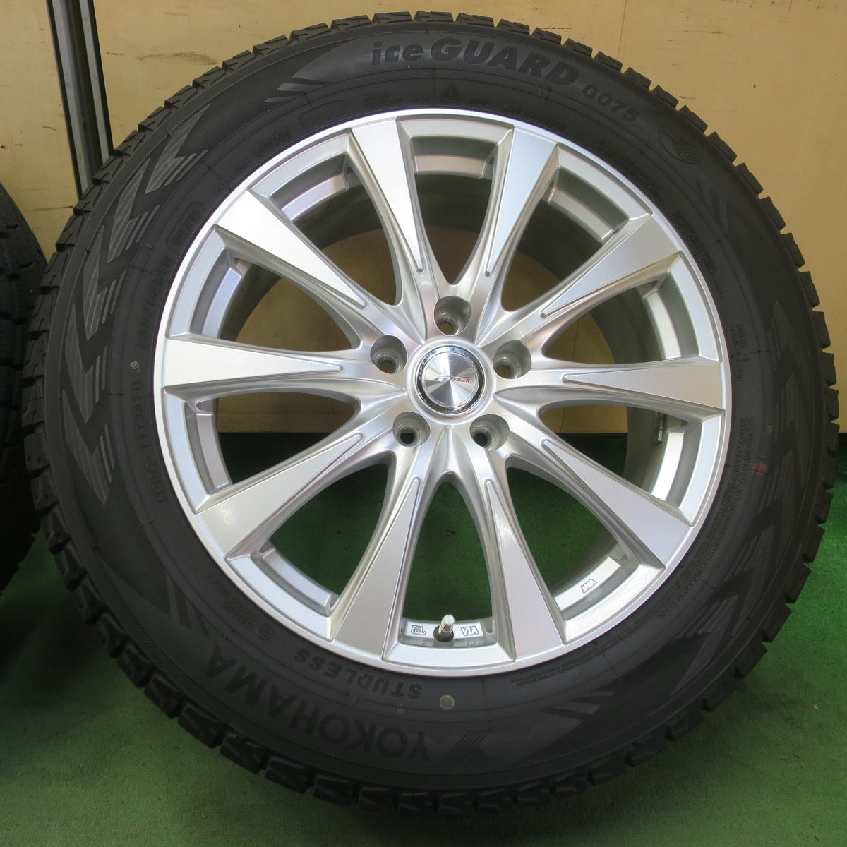 バリ溝！キレイ！9.5分★スタッドレス 235/60R18 ヨコハマ アイスガード G075 JOKER ジョーカー 18インチ PCD114.3/5H★6061012イス