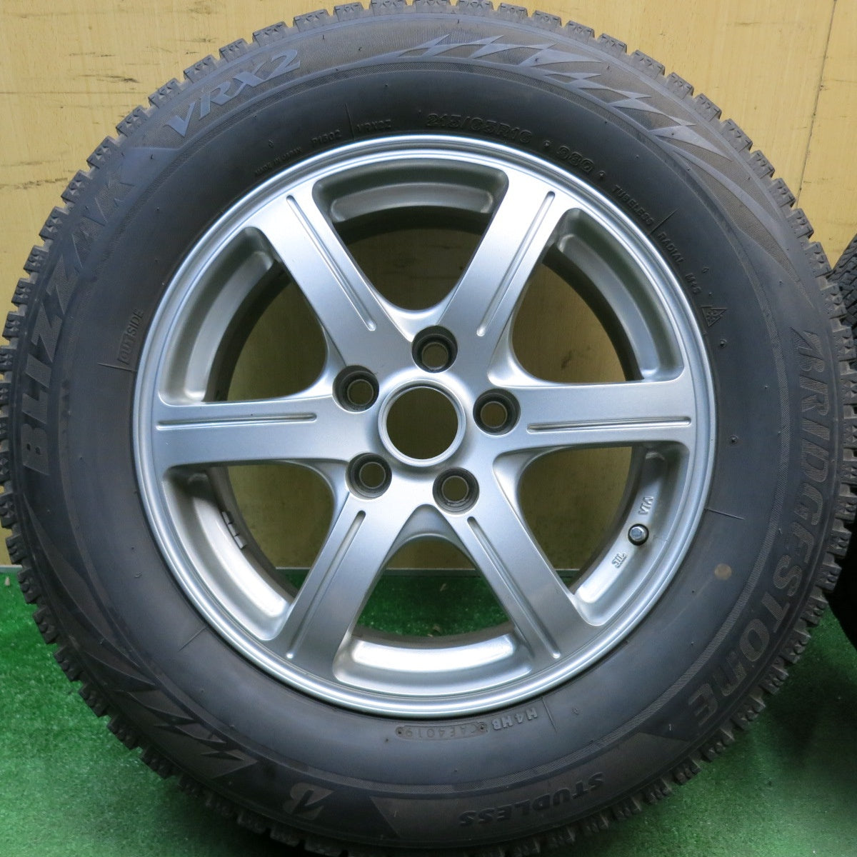 バリ溝！キレイ！8.5分★スタッドレス 215/65R16 ブリヂストン ブリザック VRX2 BALMINUM GR6 バルミナ 16インチ PCD114.3/5H★6053009HAス