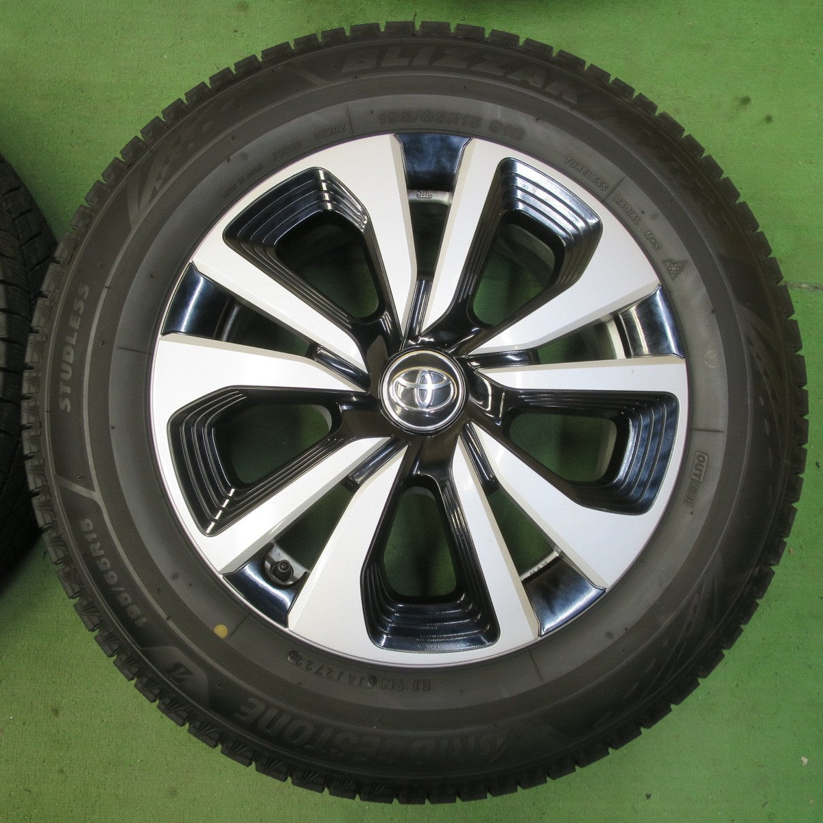 バリ溝！22年！キレイ！9分★トヨタ 50系 プリウス PHV 純正 195/65R15 スタッドレス ブリヂストン ブリザック VRX3 15インチ PCD100/5H★5061803イス