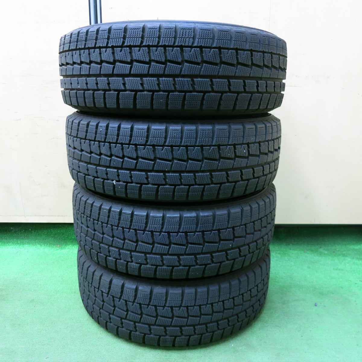 [送料無料] バリ溝！キレイ！9.5分★シエンタ等 185/60R15 スタッドレス ダンロップ ウインターマックス WM01 BAHNS TECH BLEST 15インチ PCD100/5H★4112710SYス