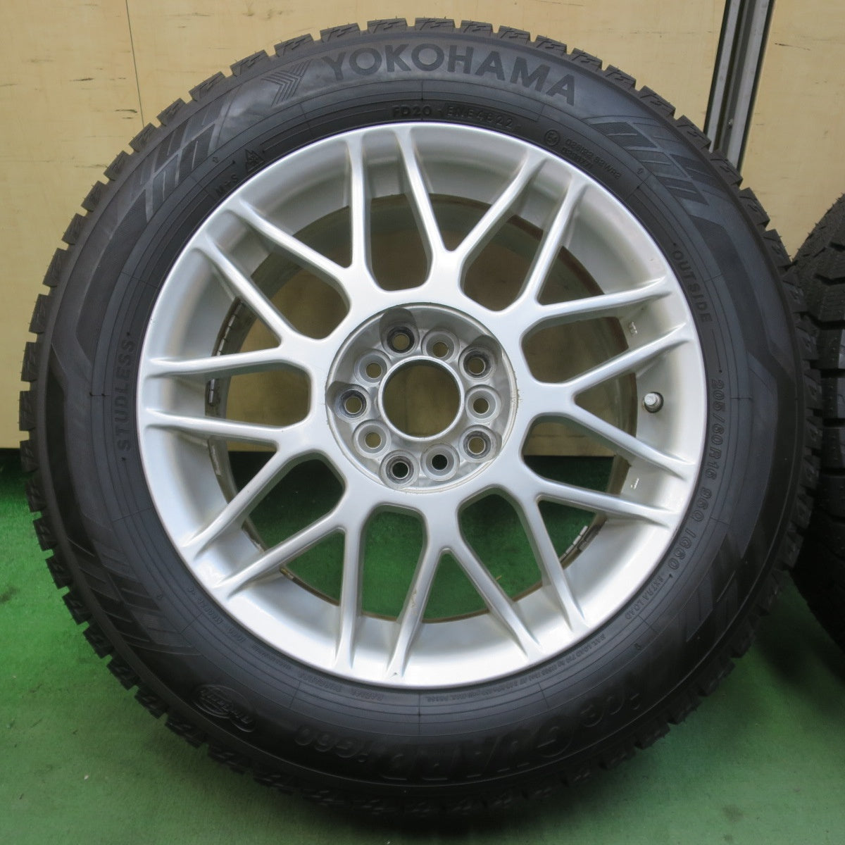 ほぼ未使用！22年★スタッドレス 205/60R16 ヨコハマ アイスガード iG60 社外 アルミ 16インチ PCD100 114.3/5H マルチ★6021709イス
