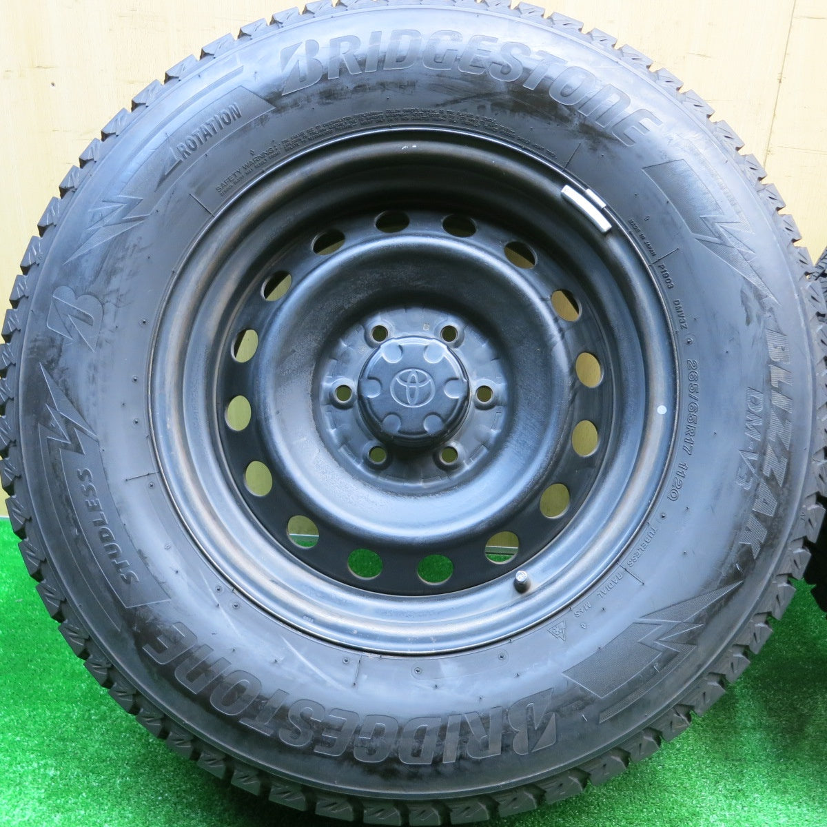 バリ溝！23年！9.5分★トヨタ FJクルーザー 純正 スチール 265/65R17 スタッドレス ブリヂストン ブリザック DM-V3 17インチ PCD139.7/6H★5101801HAス