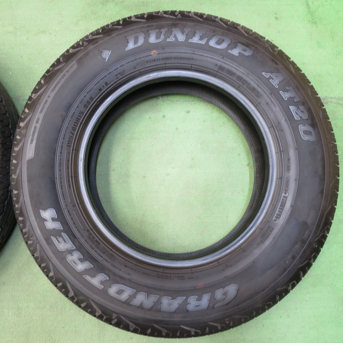 バリ溝！23年！8.5分★195/80R15 ダンロップ AT20 グラントレック タイヤ 15インチ ジムニー シエラ ハイエース 等★5072405イノタ