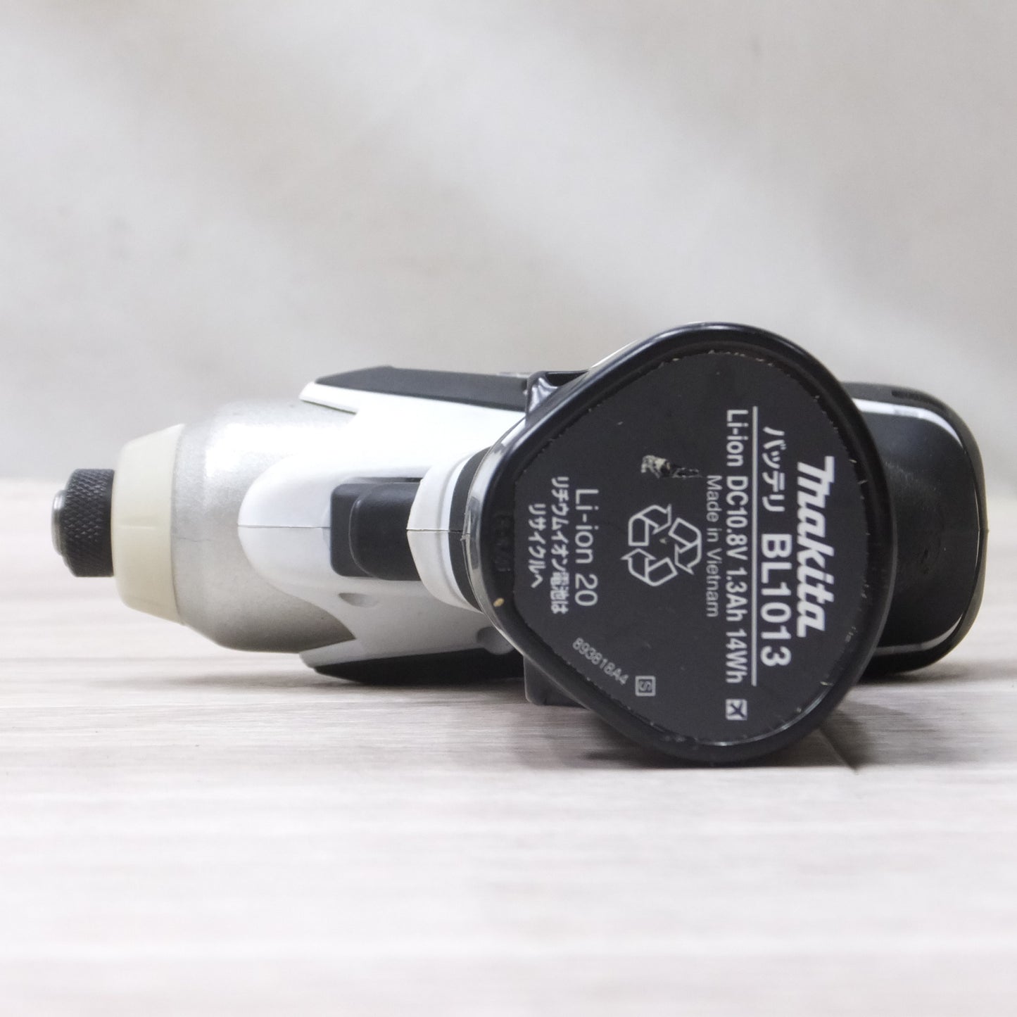 [送料無料] ◆マキタ 充電式 インパクト ドライバー TD090D 10.8V バッテリー 充電器 ケース付き 電動 工具◆