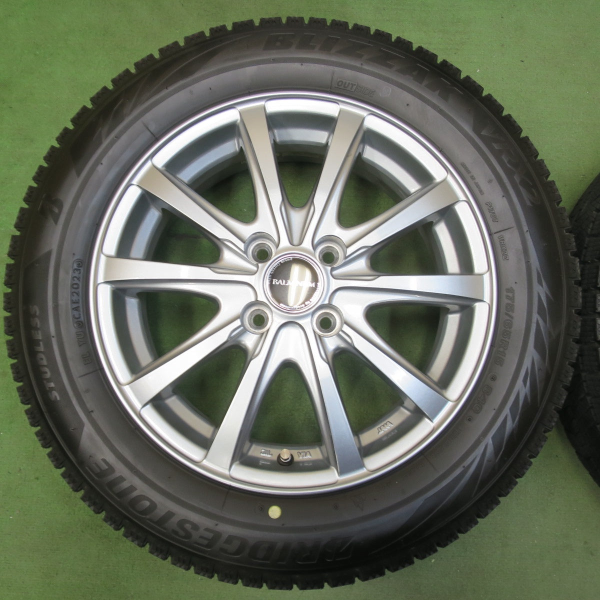 バリ溝！23年！キレイ！9.5分以上★スタッドレス 175/65R15 ブリヂストン ブリザック VRX2 BALMINUM バルミナ 15インチ PCD100/4H★5111810イス