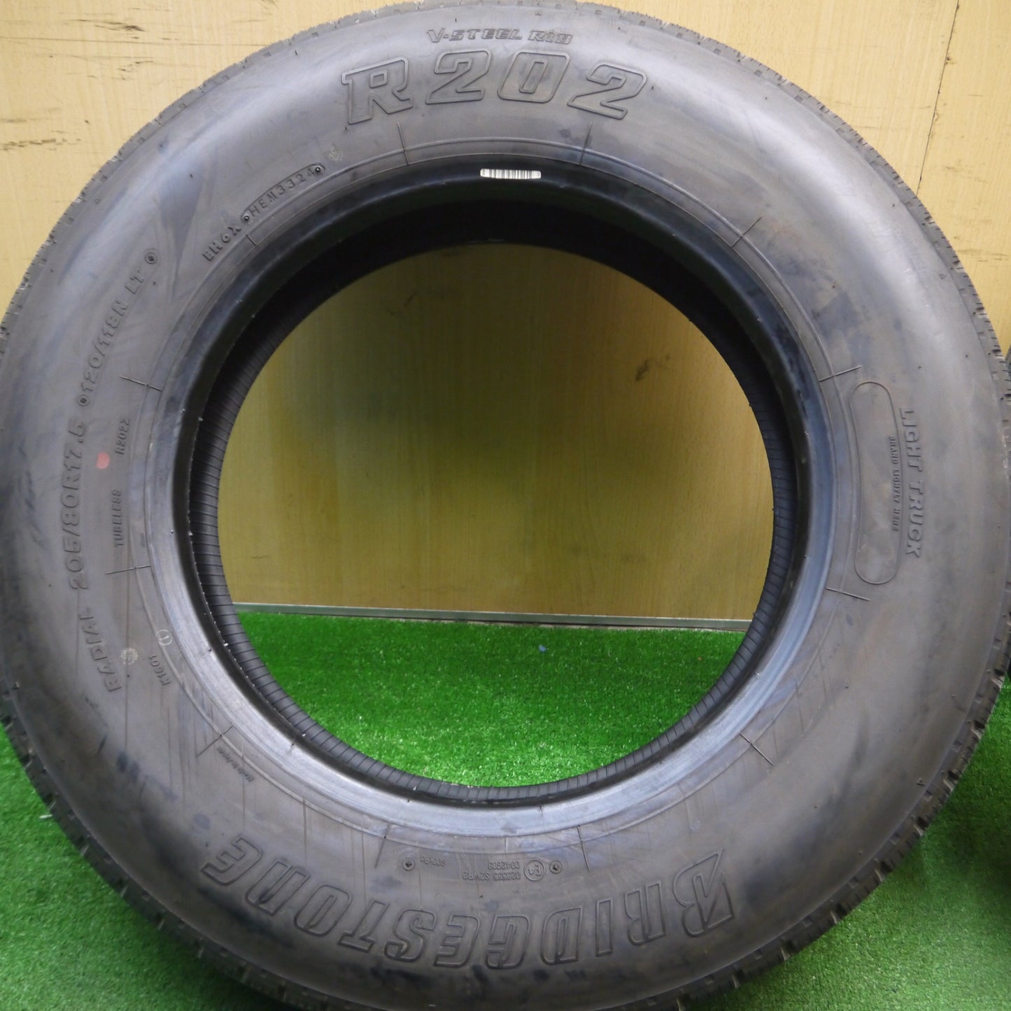 [送料無料] バリ溝！24年！9.5分★トラック タイヤ 205/80R17.5 120/118N ブリヂストン R202 17.5インチ★5013103Hノタ
