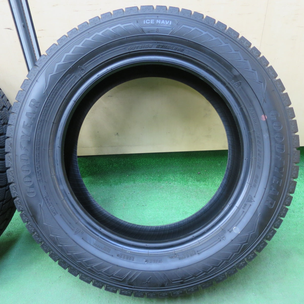 [送料無料] バリ溝！22年！8.5分★スタッドレス 185/65R15 グッドイヤー アイスナビ8 タイヤ 15インチ アクア シエンタ フリード ノート 等★5040307イスタ
