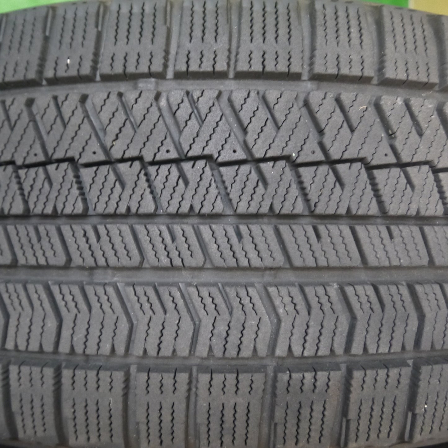[送料無料] バリ溝!キレイ!9.5分★BMW 等  AGA TAS welt 225/55R17 スタッドレス ブリヂストン ブリザック VRX2 17インチ PCD112/5H★4101807Hス