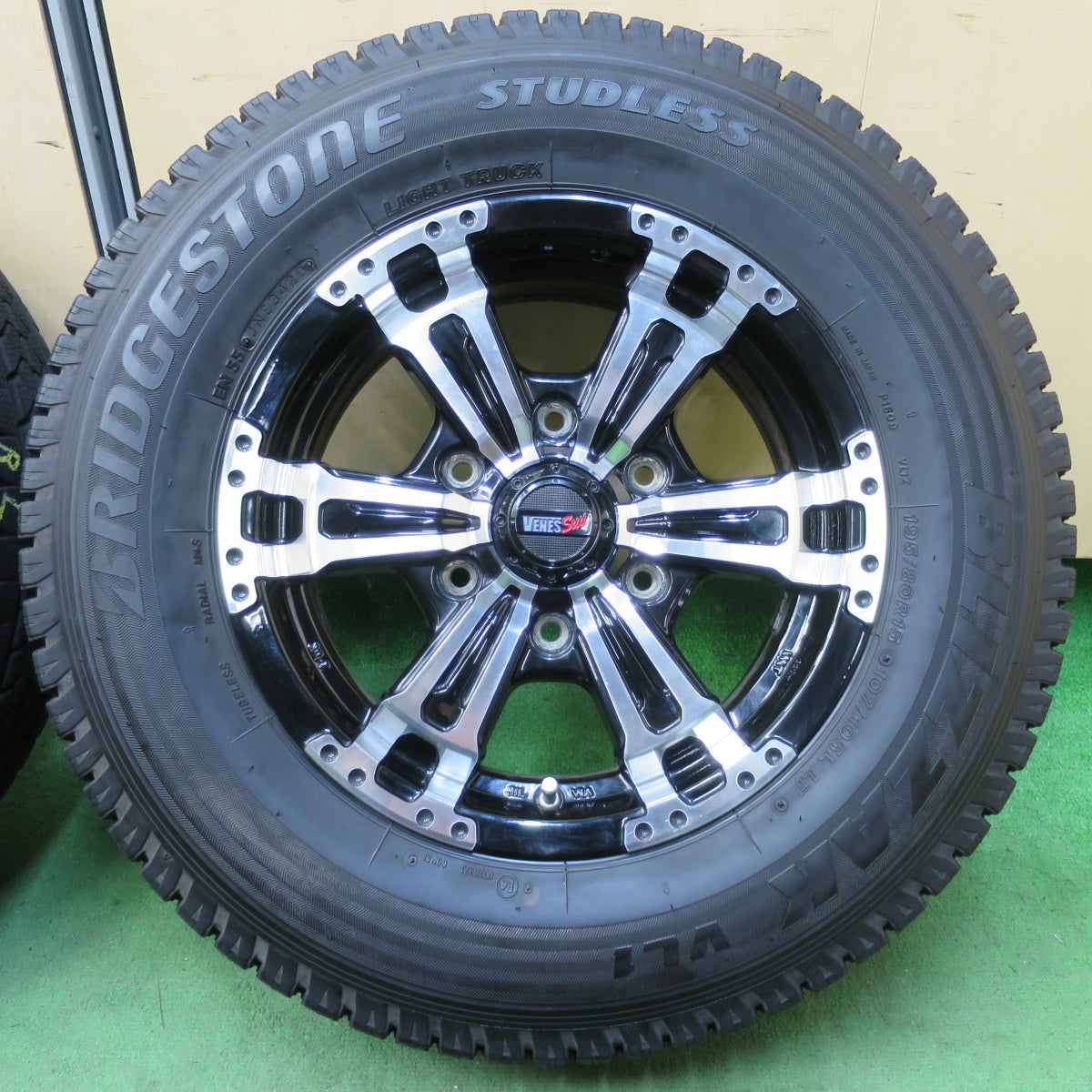 [送料無料] バリ溝！キレイ！9.5分★スタッドレス 195/80R15 107/105L ブリヂストン ブリザック VL1 VENES Suv ヴェネス 15インチ PCD139.7/6H★5021504イス