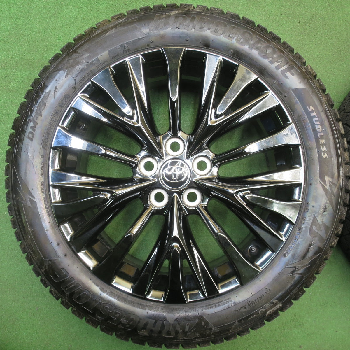 バリ溝！23年！キレイ！9.5分★トヨタ 40系 ヴェルファイア アルファード Zプレミア 純正 225/55R19 スタッドレス ブリヂストン ブリザック DM-V3 19インチ PCD120/5H★6020301NJス