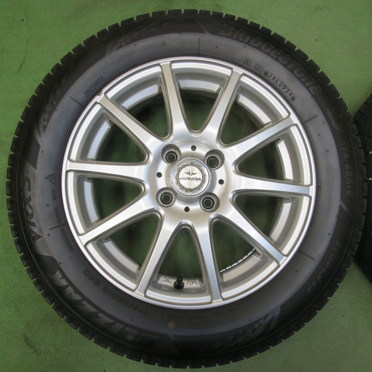 バリ溝！24年！9.5分★スタッドレス 175/65R15 ブリヂストン ブリザック VRX3 AIRNOVA SA10 エアノヴァ 15インチ PCD100/4H★5112411イス