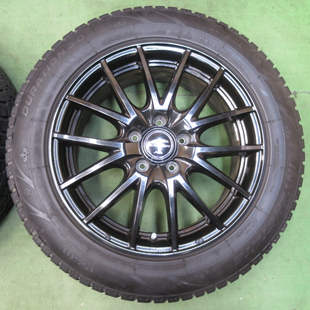 バリ溝！8.5分★スタッドレス 215/60R17 インターステート DURATION 30 SCHNEIDER MiD シュナイダー 17インチ PCD114.3/5H★5122214イス