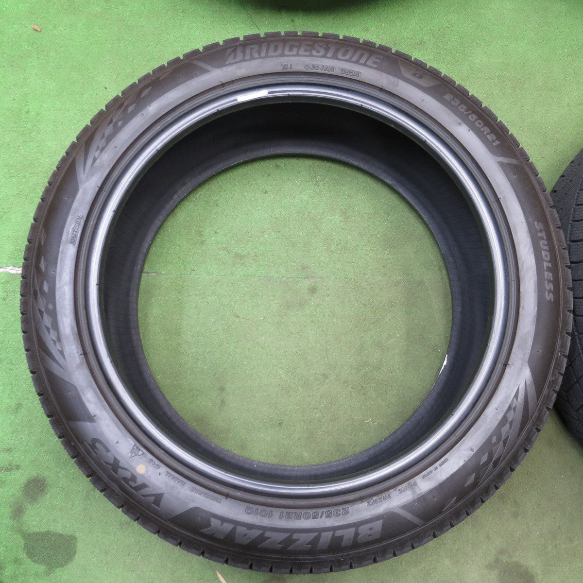バリ溝！24年！9.5分★スタッドレス 235/50R21 ブリヂストン ブリザック VRX3 タイヤ 21インチ レクサス RX 等★6021605NGスタ