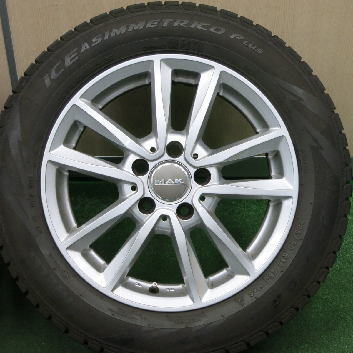 *送料無料* 4本価格★ベンツ 等 MAK 205/60R16 スタッドレス ピレリ アイスアシンメトリコ プラス 16インチ PCD112/5H★4041704TNス