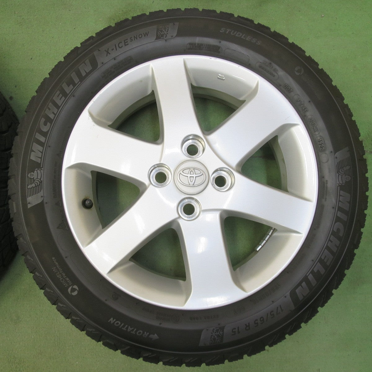バリ溝！22年！キレイ！ほぼ10分◎トヨタ スペイド 純正 175/65R15 スタッドレス ミシュラン X-ICE SNOW 15インチ PCD100/4H◎6072003イス