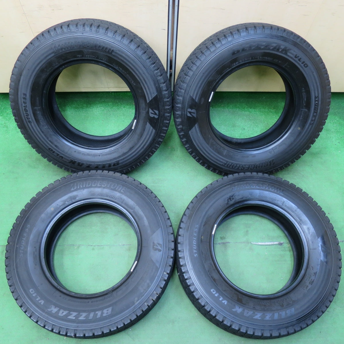 [送料無料] バリ溝！22年！9.5分★スタッドレス 195/80R15 107/105N ブリヂストン ブリザック VL10 タイヤ 15インチ ハイエース キャラバン 等★4111807イスタ