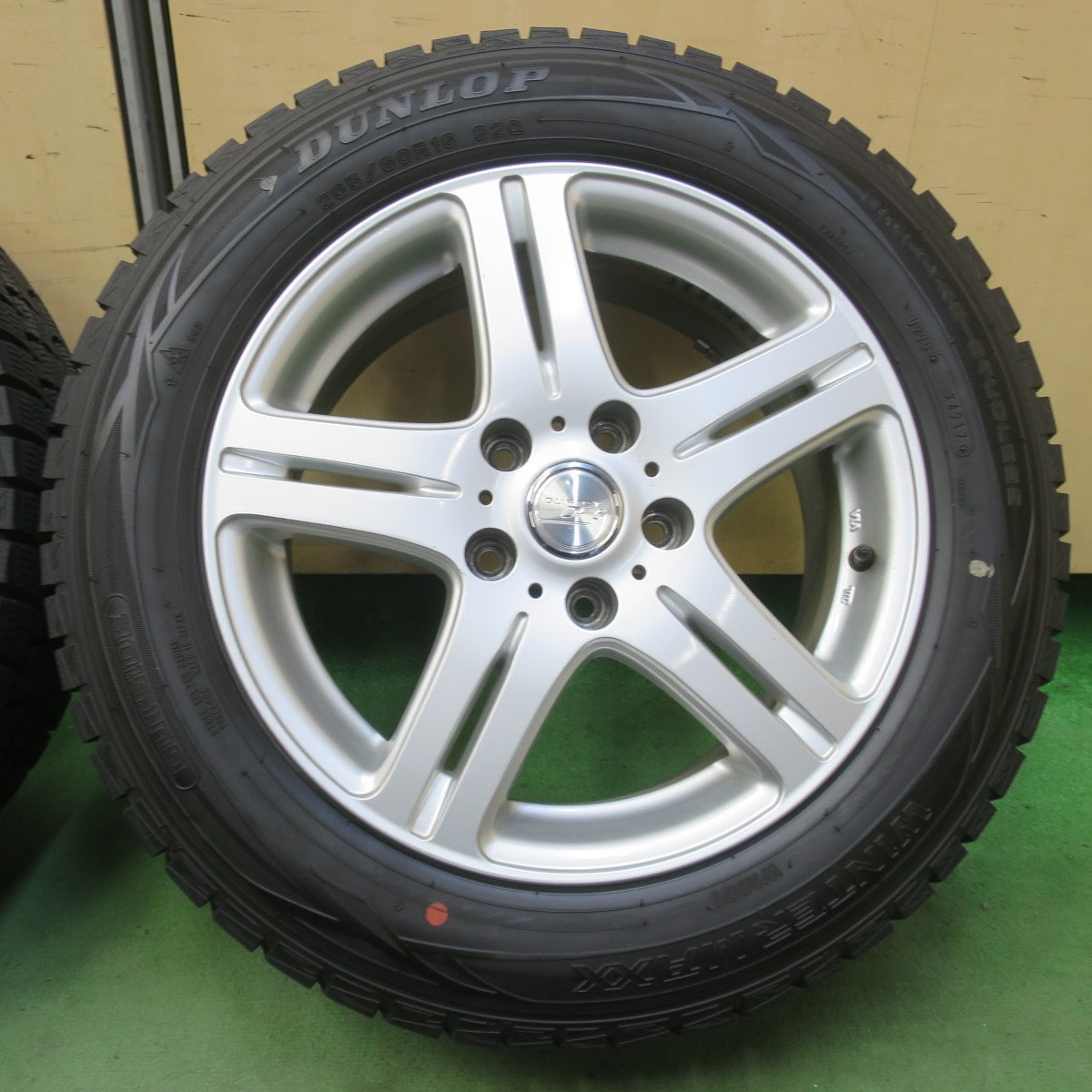 バリ溝！キレイ！9.5分★スタッドレス 205/60R16 ダンロップ ウインターマックス WM01 DUFACT DF5 デュファクト 16インチ PCD114.3/5H★6042713イス