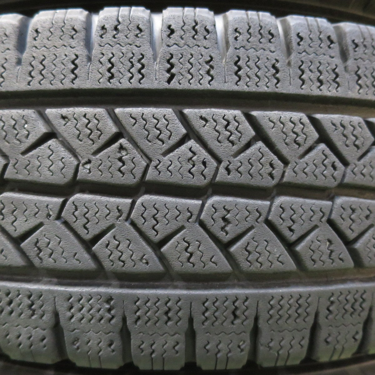 バリ溝！21年！9.5分★スタッドレス 195/80R15 107/105L ブリヂストン ブリザック VL1 タイヤ 15インチ ハイエース キャラバン 等★5100403イスタ