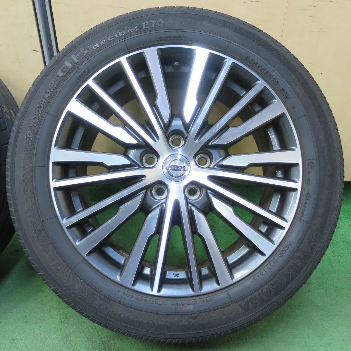 キレイ★日産 E52 エルグランド 純正 225/55R18 ヨコハマ dBデシベル E70 E70A 18インチ PCD114.3/5H★5050402IMノ