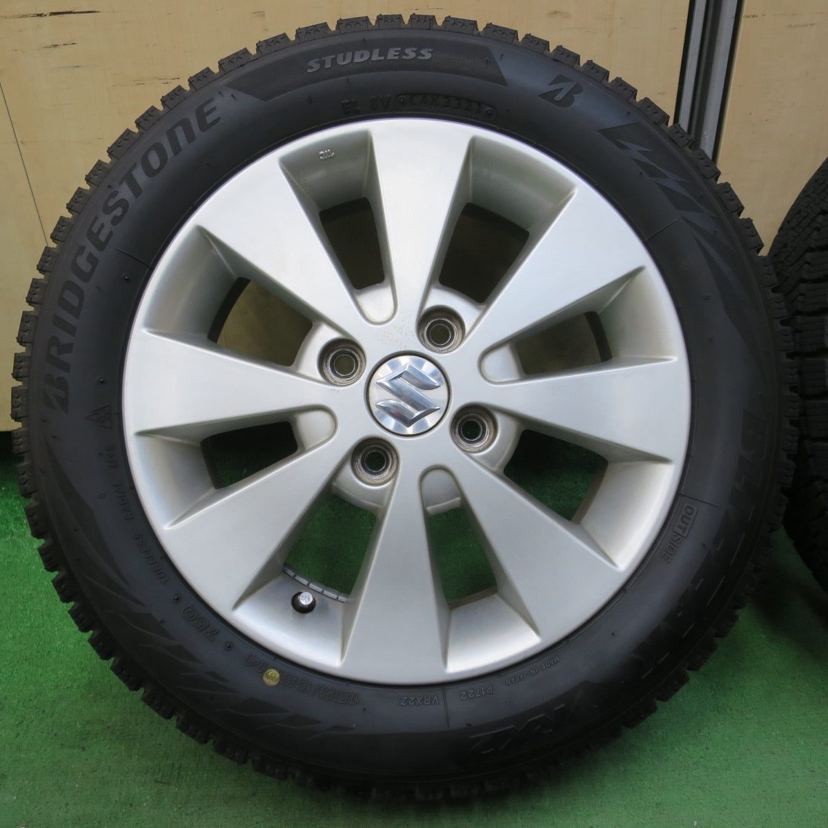 [送料無料] バリ溝！21年！キレイ！8.5分★スズキ ワゴンR スティングレー 純正 155/65R14 スタッドレス ブリヂストン ブリザック VRX2 14インチ PCD100/4H★5040703イス