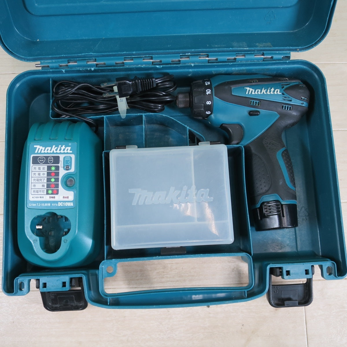 ☆マキタ makita 充電式 ドライバドリル DF030DWX 10.8V バッテリ BL1013 充電器 DC10WA セット☆ [送料無料]