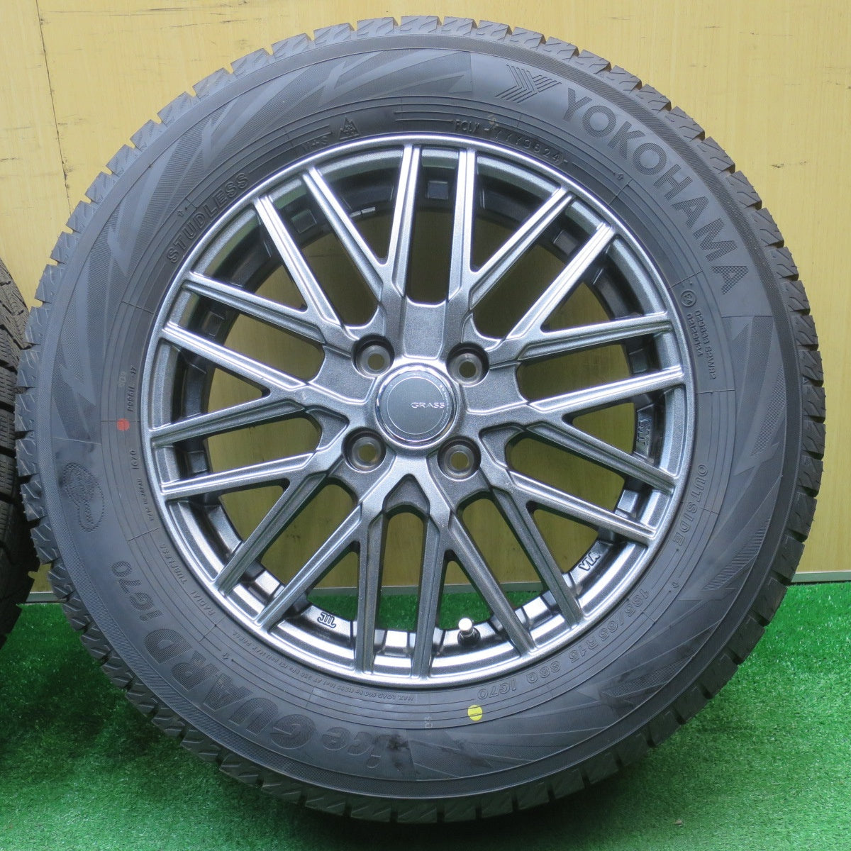 超バリ溝！24年！キレイ！ほぼ10分★スタッドレス 185/65R15 ヨコハマ アイスガード iG70 GRASS グラス 15インチ PCD100/4H★5112502NJス