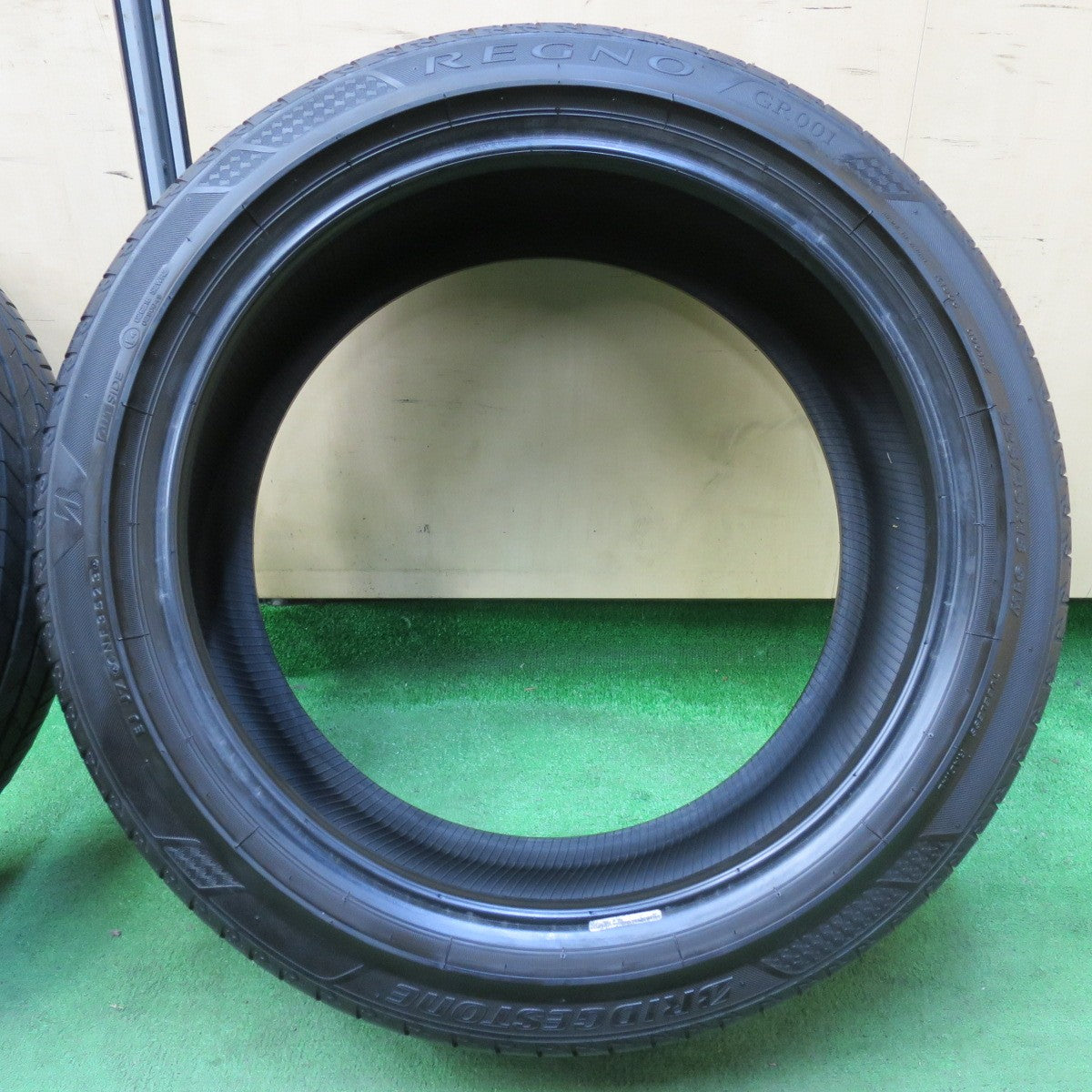 [送料無料] バリ溝！23年！9.5分★225/45R18 ブリヂストン レグノ GR001 タイヤ 18インチ クラウン マークX オデッセイ 等★4111306イノタ
