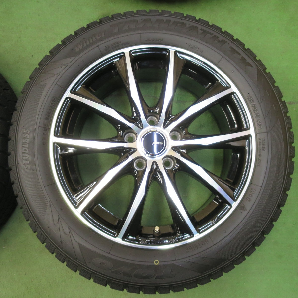 バリ溝！23年！美品！9.5分★スタッドレス 215/60R17 トーヨー ウインター トランパス TX D.O.S. DOS 17インチ PCD114.3/5H★5042802イス
