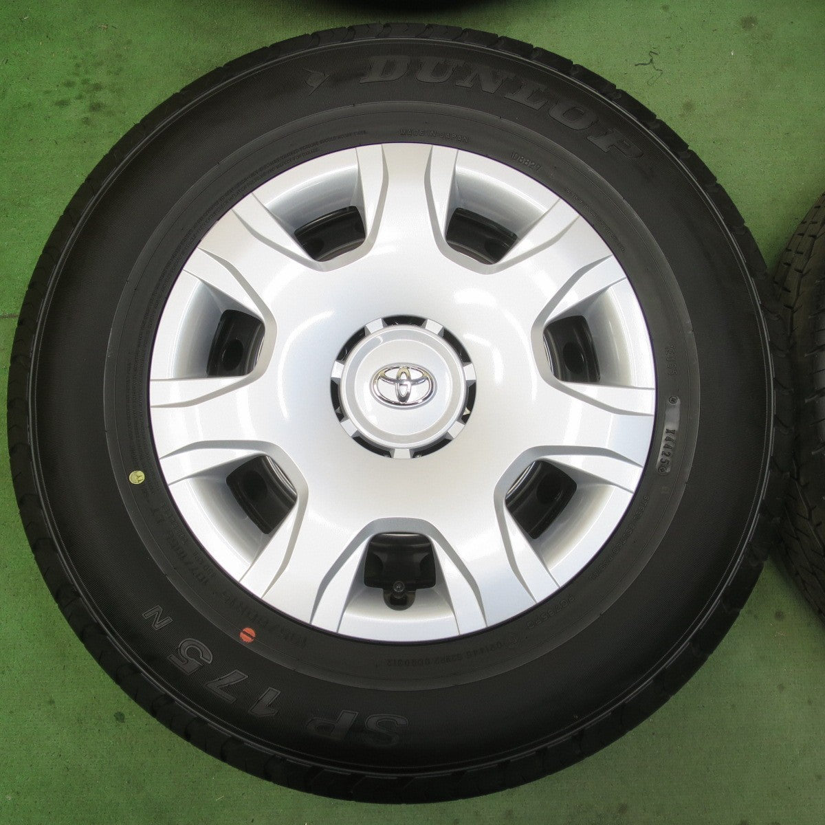 新車外し！25年★トヨタ 200系 ハイエース 純正 スチール 195/80R15 107/105S ダンロップ SP175N 15インチ PCD139.7/6H★6021401イノ