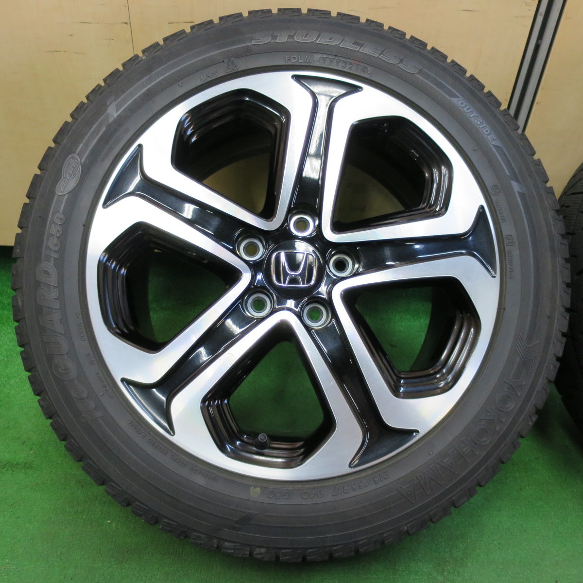 *送料無料* バリ溝！キレイ！8.5分★ホンダ ヴェゼル 純正 215/55R17 スタッドレス ヨコハマ アイスガード iG50 17インチ PCD114.3/5H★4060508イス